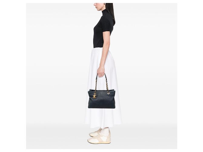 Borsa Tote Chanel Medium Chevron in vitello grana blu con ciondolo a medaglione - vista 6