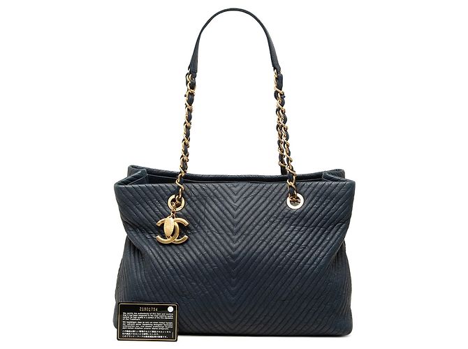 Borsa Tote Chanel Medium Chevron in vitello grana blu con ciondolo a medaglione - vista 7