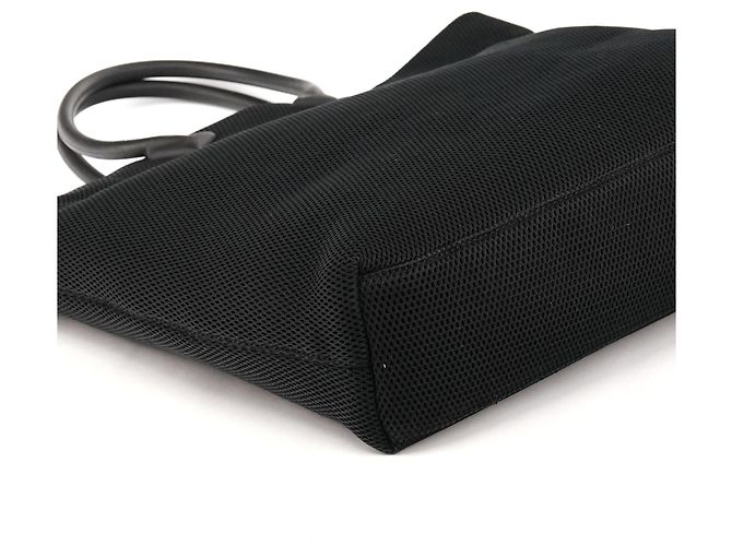 Miu Miu Netz-Tote-Bag in Schwarz mit Gummigriffen - Ansicht 6