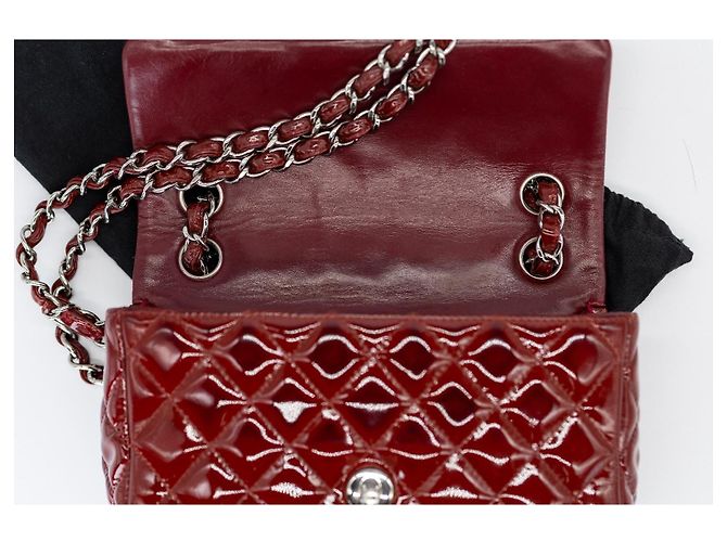 Chanel Classic Rectangle Mini Flap Rouge – Cuir Verni – Hardware Argenté – Sac de Poussière - vue 12