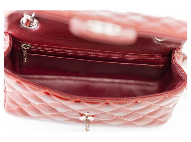 Chanel Classic Rectangle Mini Flap Rouge – Cuir Verni – Hardware Argenté – Sac de Poussière - vue 16
