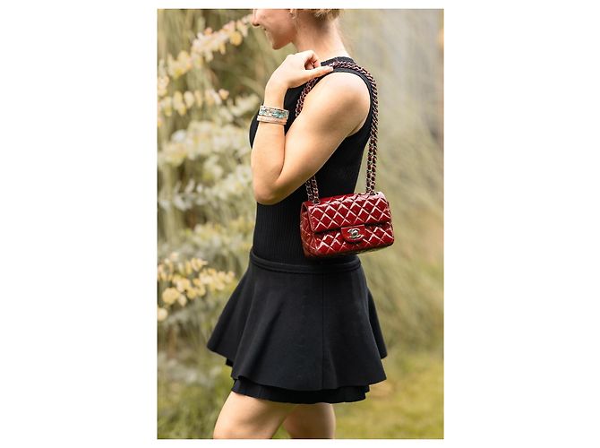 Chanel Classic Rectangle Mini Flap Rouge – Cuir Verni – Hardware Argenté – Sac de Poussière - vue 2