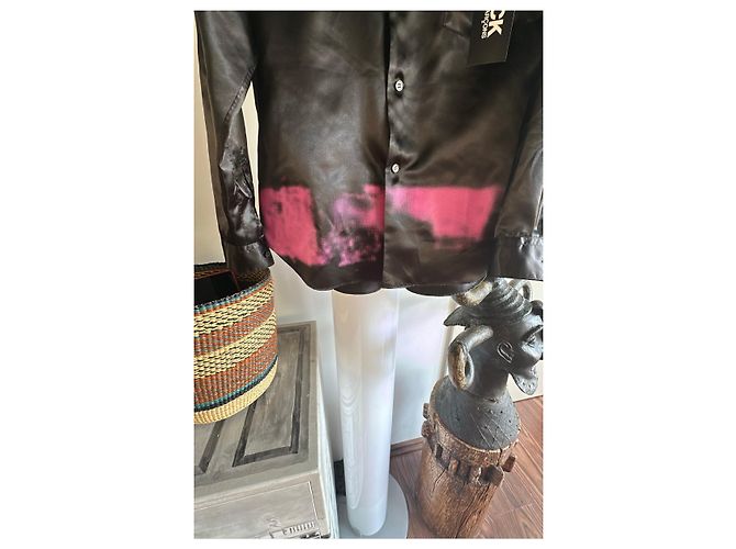 Comme Des Garcons Camicia in poliestere nera con stampa rosa - vista 3