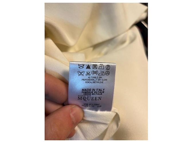 Alexander McQueen weißes figurbetontes Kleid mit V-Ausschnitt NWT gebraucht - Ansicht 6
