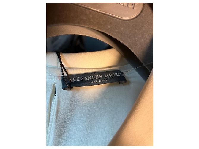 Alexander McQueen weißes figurbetontes Kleid mit V-Ausschnitt NWT gebraucht - Ansicht 7