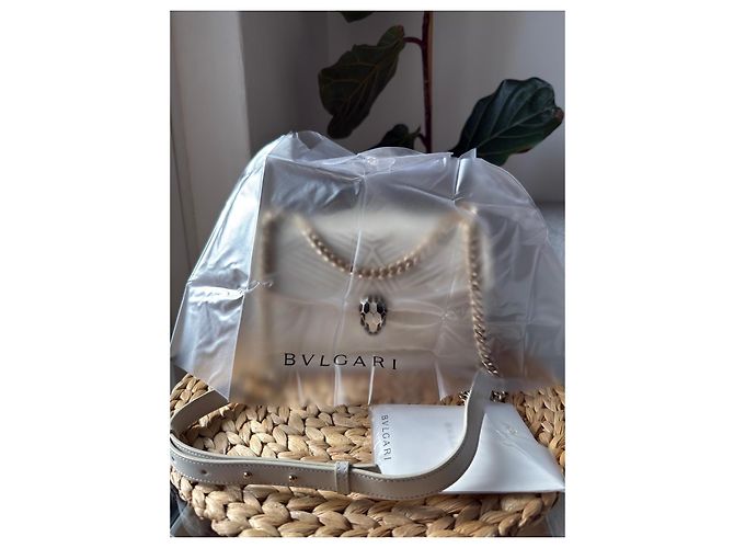 Bulgari Bvlgari Serpenti Forever Schultertasche aus weißem Leder - Ansicht 14