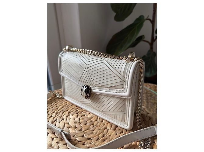 Bulgari Bvlgari Serpenti Forever Schultertasche aus weißem Leder - Ansicht 18
