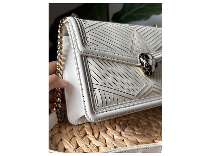Bulgari Bvlgari Serpenti Forever Schultertasche aus weißem Leder - Ansicht 19