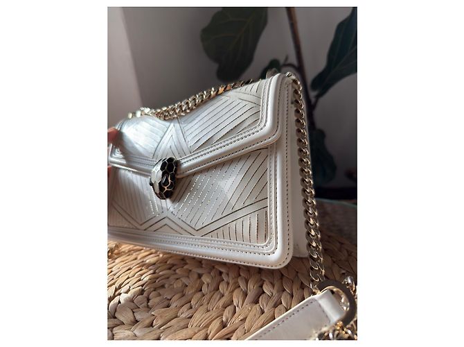 Bulgari Bvlgari Serpenti Forever Schultertasche aus weißem Leder - Ansicht 2