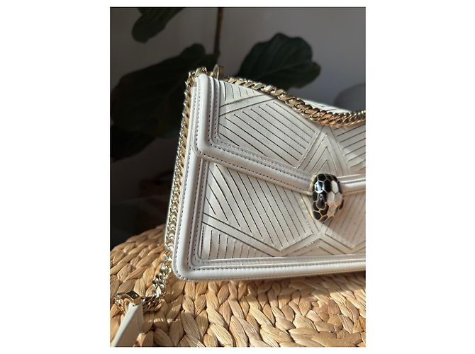 Bulgari Bvlgari Serpenti Forever Schultertasche aus weißem Leder - Ansicht 3
