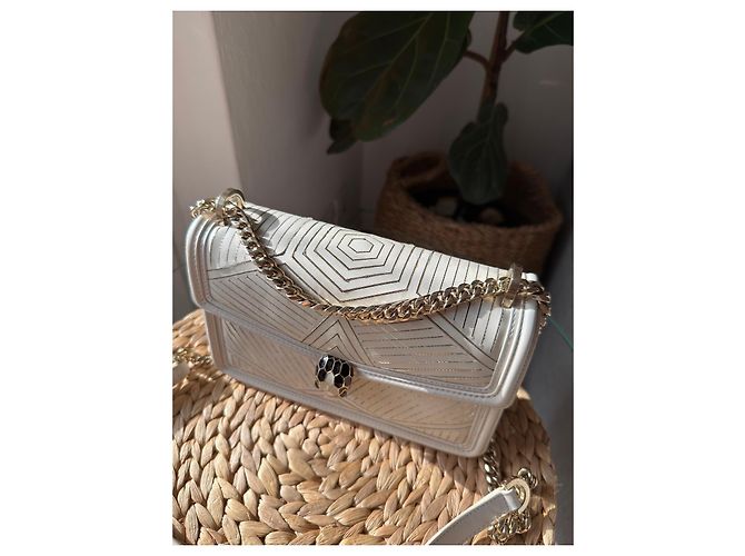 Bulgari Bvlgari Serpenti Forever Schultertasche aus weißem Leder - Ansicht 4