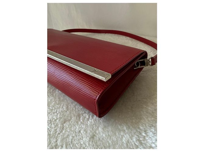 Louis Vuitton Pochette Cluny in pelle Epi rossa - vista 3