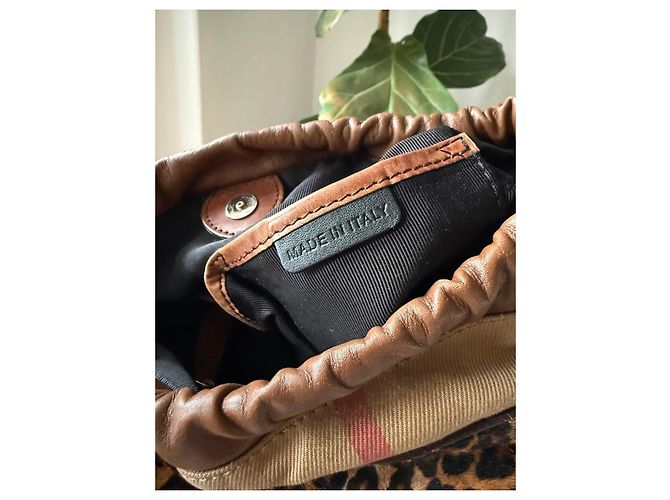Burberry Borsa a Secchiello Haymarket in Tela Leopardata - vista 10