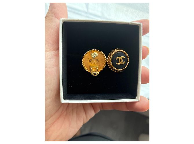 Pendientes de clip CHANEL Button resina negra y oro - vista 2