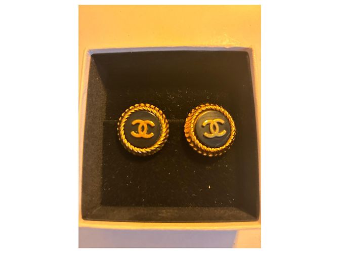 Pendientes de clip CHANEL Button resina negra y oro - vista 3