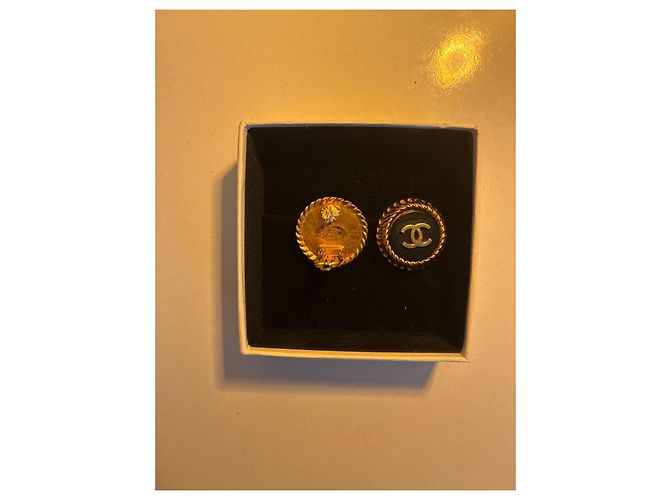 Pendientes de clip CHANEL Button resina negra y oro - vista 4