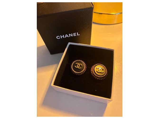 Pendientes de clip CHANEL Button resina negra y oro - vista 5