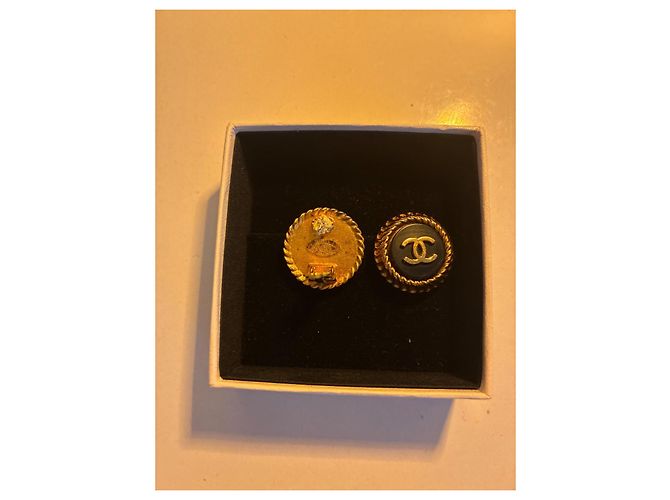 Pendientes de clip CHANEL Button resina negra y oro - vista 6