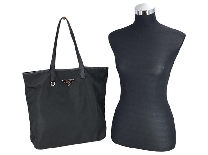 Prada Black Nylon Tote Shopper Bag mit Lederbesatz und silberner Hardware - Ansicht 2