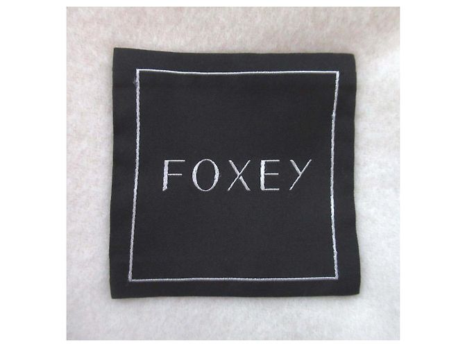 Autre Marque Abrigo de cachemira con capucha y frente abierto FOXEY - vista 8