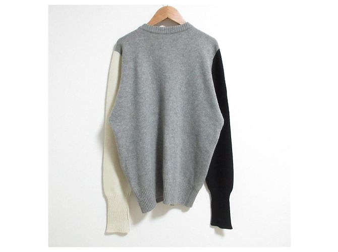 Cardigan de cachemira Chanel con botones Camélia - vista 2