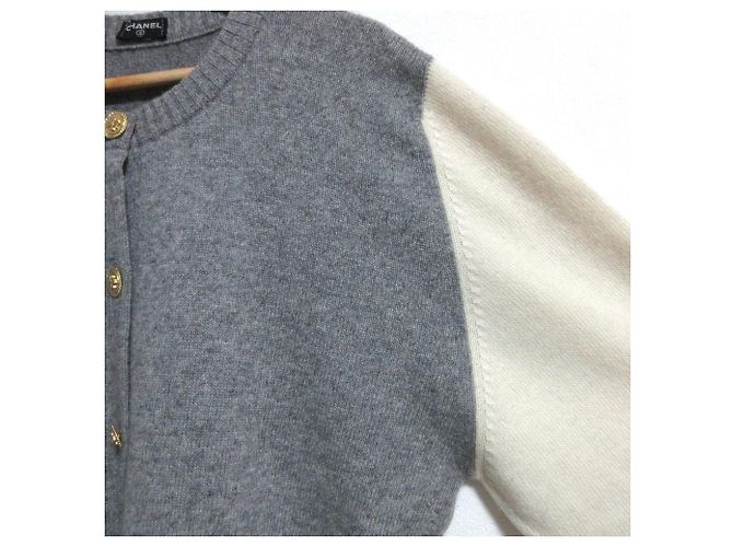 Cardigan de cachemira Chanel con botones Camélia - vista 4