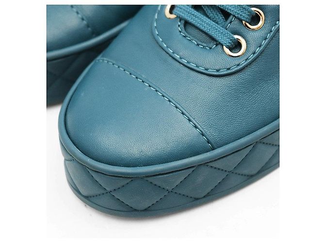CHANEL Mid Cut Sneaker aus Leder - Ansicht 3