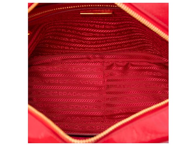 Prada Borsa Bauletto Quadrata Small in Saffiano Vernice Rossa - vista 4