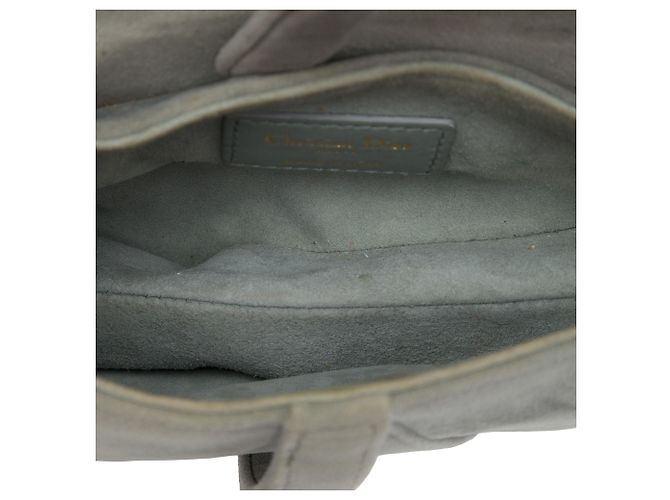 Mini Bolsa Saddle Dior em veludo cinza com ferragens adornadas com cristais - vista 4
