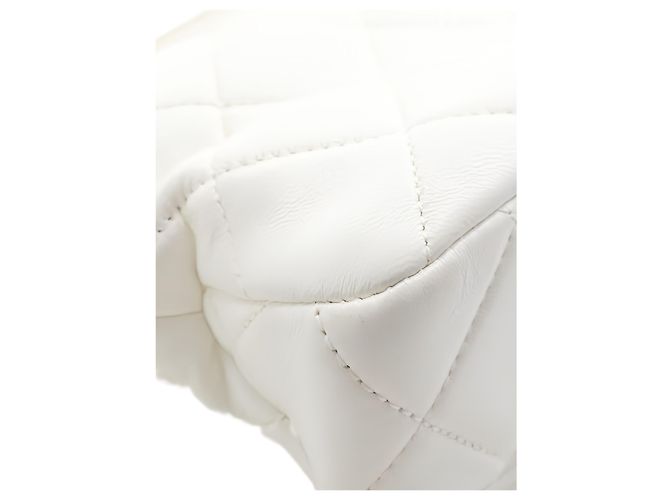 Chanel Borsa Hobo Piccola CC Matelassé in Pelle d'Agnello Bianca con Catena - vista 10