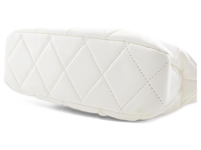 Chanel Borsa Hobo Piccola CC Matelassé in Pelle d'Agnello Bianca con Catena - vista 12