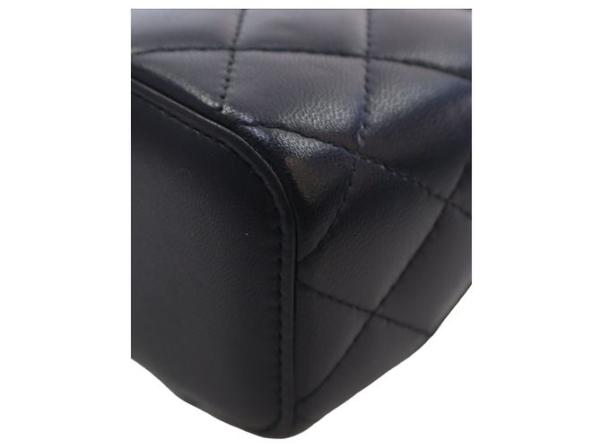 Chanel Mini Vanity Case CC Matelassé in Pelle d'Agnello Nera con Manico e Catena - vista 10