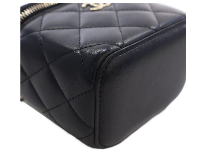 Chanel Mini Vanity Case CC Matelassé in Pelle d'Agnello Nera con Manico e Catena - vista 11