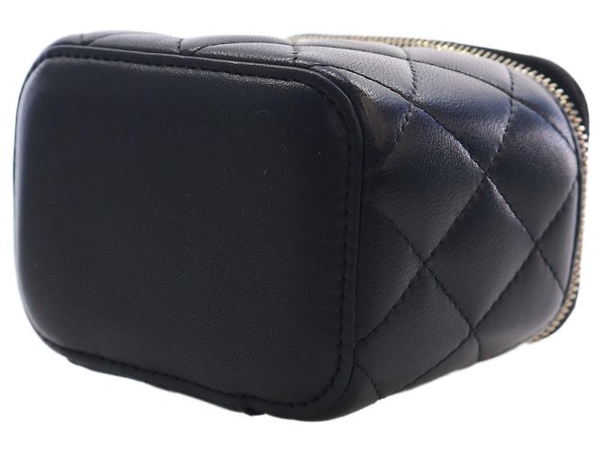 Chanel Mini Vanity Case CC Matelassé in Pelle d'Agnello Nera con Manico e Catena - vista 14