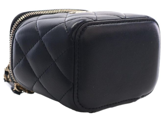 Chanel Mini Vanity Case CC Matelassé in Pelle d'Agnello Nera con Manico e Catena - vista 15