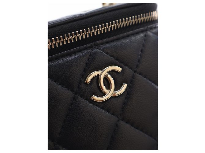 Chanel Mini Vanity Case CC Matelassé in Pelle d'Agnello Nera con Manico e Catena - vista 4