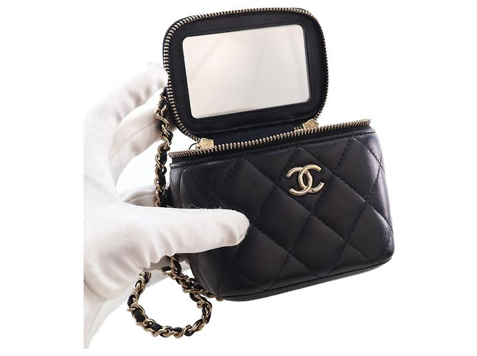 Chanel Mini Vanity Case CC Matelassé in Pelle d'Agnello Nera con Manico e Catena - vista 6