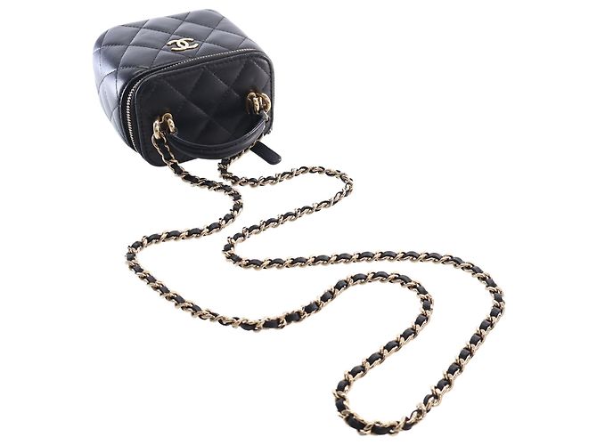 Chanel Mini Vanity Case CC Matelassé in Pelle d'Agnello Nera con Manico e Catena - vista 7