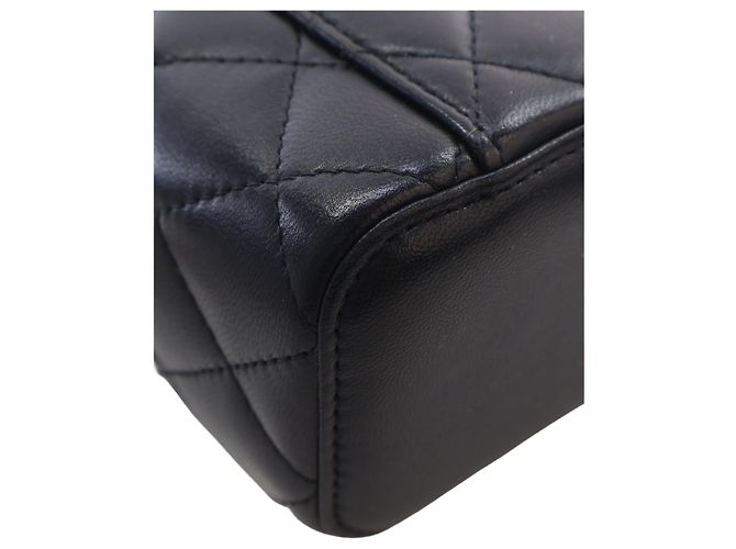 Chanel Mini Vanity Case CC Matelassé in Pelle d'Agnello Nera con Manico e Catena - vista 9