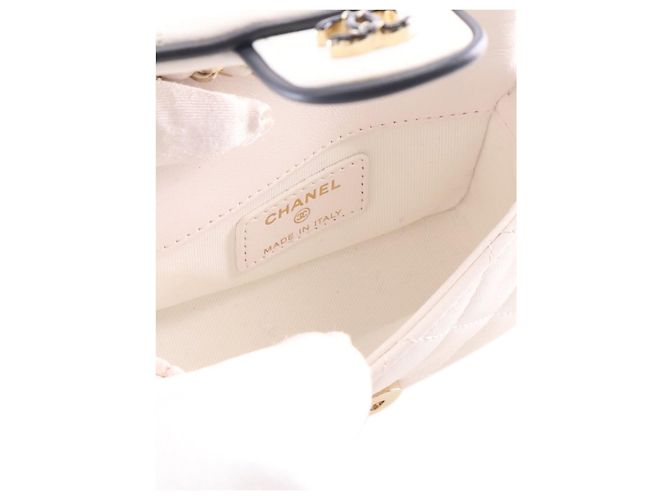Clutch Chanel White Quilted Lambskin Resin CC Flap Clutch With Chain - vista 4