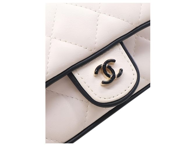 Clutch Chanel White Quilted Lambskin Resin CC Flap Clutch With Chain - vista 5