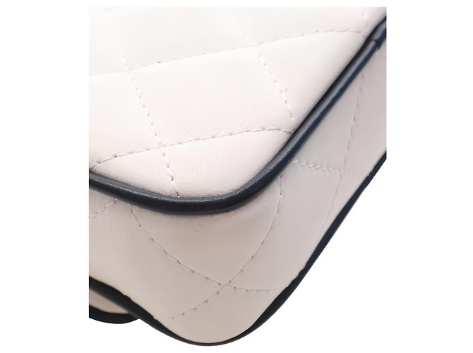 Clutch Chanel White Quilted Lambskin Resin CC Flap Clutch With Chain - vista 7