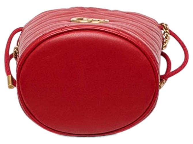 Gucci Pequena Bolsa Bucket GG Marmont em Pele de Vitelo Matelassé Vermelha - vista 3