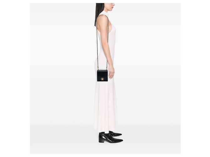 Chanel Mini Pochette Chic Pearls in Pelle di Capra Nera con Catena - vista 5