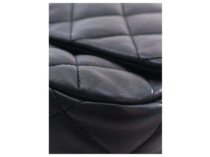 Chanel Black Small Quilted Lambskin Lacquered Chain Flap - Ansicht 10