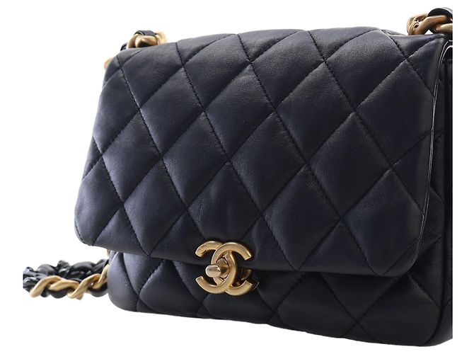 Chanel Black Small Quilted Lambskin Lacquered Chain Flap - Ansicht 12