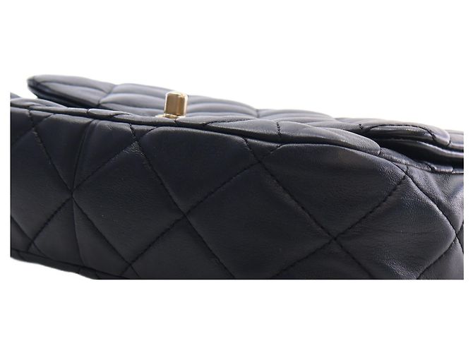 Chanel Black Small Quilted Lambskin Lacquered Chain Flap - Ansicht 14