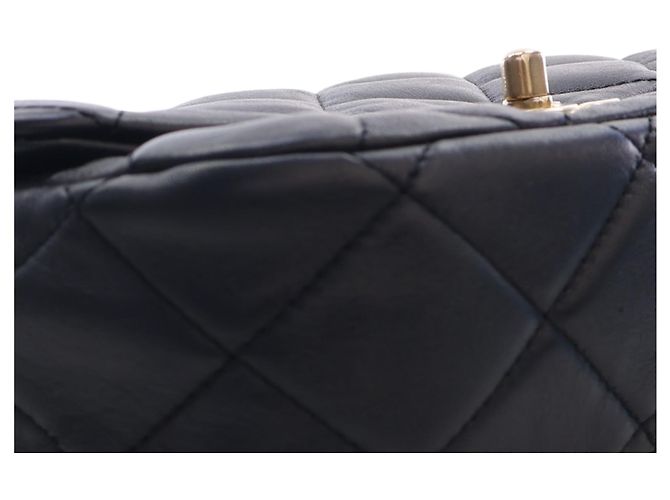 Chanel Black Small Quilted Lambskin Lacquered Chain Flap - Ansicht 15