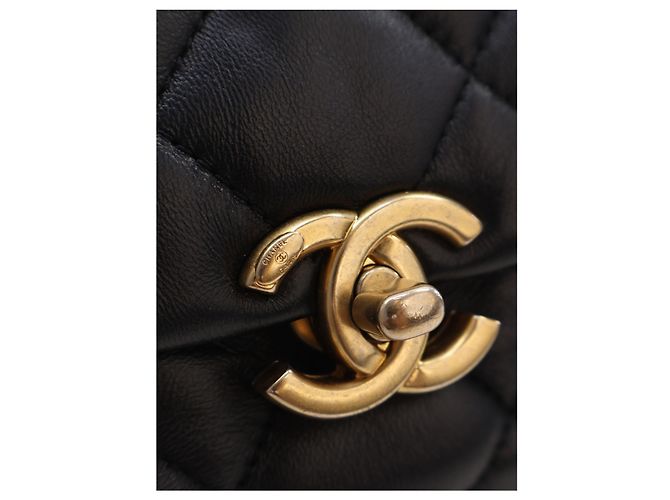 Chanel Black Small Quilted Lambskin Lacquered Chain Flap - Ansicht 4