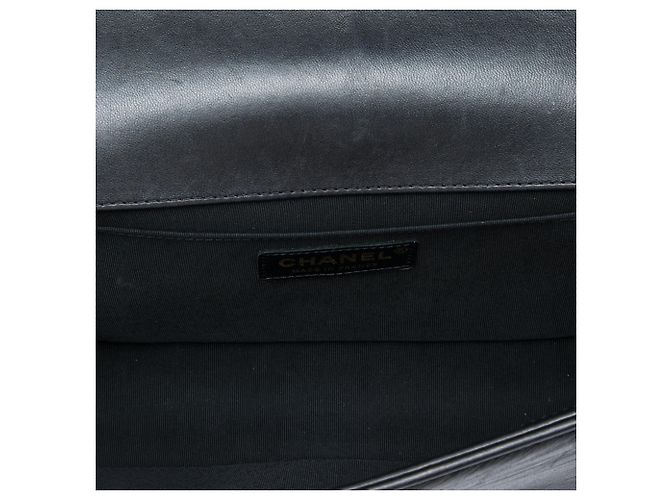 Chanel Black Old Medium Quilted Lambskin Boy Flap - Ansicht 4